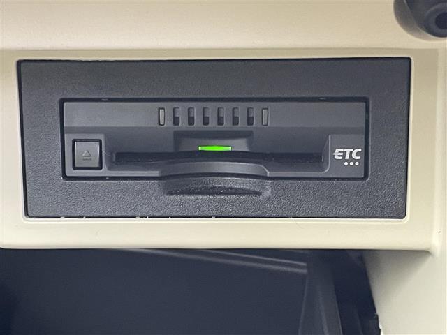 【ETC】有料道路を利用する際に料金所で停止することなく通過できる、ETC車載器（ノンストップ自動料金収受システム機器）が装備されています。セットアップを行うことで利用可能になります。