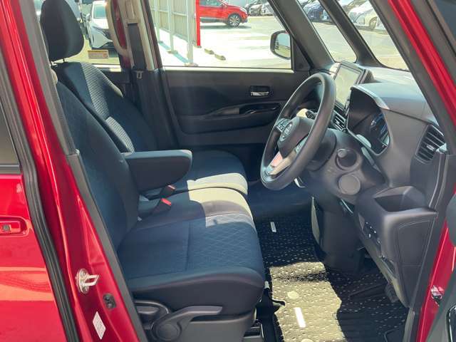 運転席も広々でゆったり気分で運転できます♪