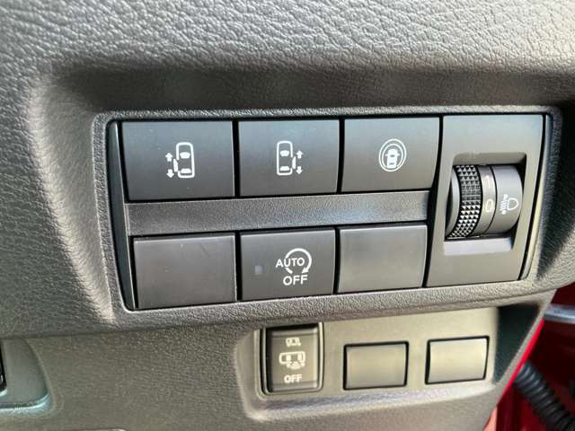運転席のスイッチを操作すると後部のスライドドアを開閉することができるんです。