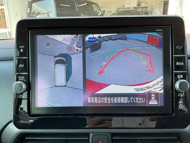 上空から見下ろしているかのような映像をディスプレイに映し出し、スムースな駐車をサポートします。画面は「トップビュー」のほか「サイドブラインドビュー」への切り換えが可能。ますます安心です
