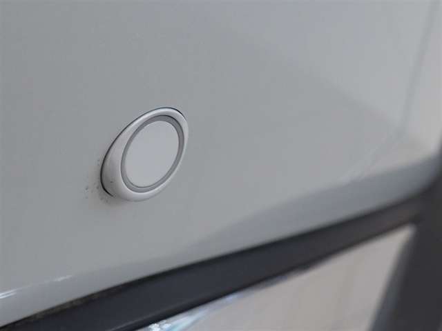 コーナーセンサーを車の前後に装備。障害物までの距離に応じて警告音を変えてお知らせ。縦列駐車時や駐車場・車庫などでの取り回しをサポートします。詳細は販売店スタッフまでおたずねください。