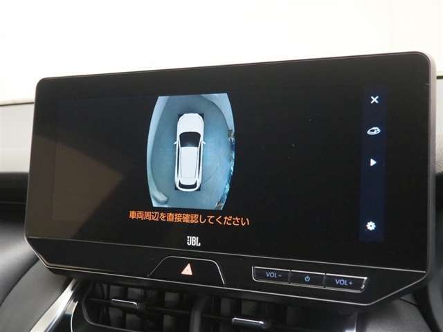 パノラミックビューモニター付きです。車両を上から見たような映像をディスプレイオーディオ画面に表示。運転席からの目視だけでは見にくい、車両周辺の状況をリアルタイムでしっかり確認できます。