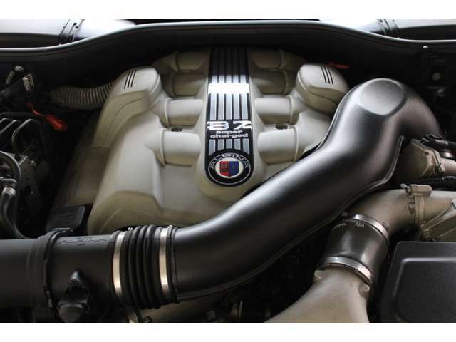 エンジンはアルピナ製V8-4.4Lスーパーチャージ500PS（カタログ値）です。お問い合わせは全国フリーダイヤル0066-9711-094846までお気軽にお問い合わせくださいませ。