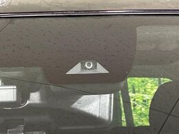 【インテリジェントエマージェンシーブレーキ】フロントカメラで前方の車両や歩行者を検知。衝突しそうな時は衝突被害軽減ブレーキが作動、衝突回避をサポート。より安全にドライブをお楽しみいただけます。