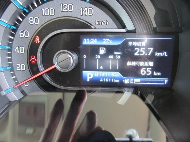 シンプルでスッキリしたメーターデザインはドライブを楽しくさせます。最近のお車は低燃費運転をしていただくと標記がかわる工夫も施されています。あなた好みのアクセントをつけてみるのも良いかもしれませんよ！