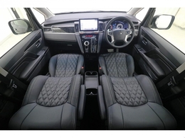 ブラックを基調とした本革シートとバール杢との相性もバッチリです♪