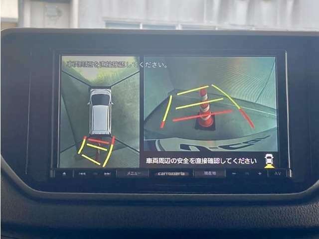 真上から見下ろしたような視点で車とその周囲を確認出来る画面と、車両後方を映し出すバックモニター画面の2つを表示してくれます。