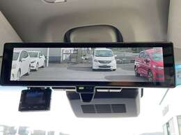 【デジタルルームミラー】車両後方カメラの映像をルームミラーに映すことが出来ます。 そのため、後席に人や荷物があって後方が見えづらい場合でもしっかり視界を確保することが出来ます。