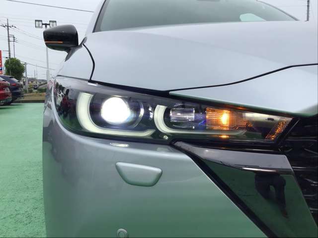 アダプティブLEDヘッドライトです。ヘッドランプの照射範囲や明るさを自動的に変化します。夜間視界がとても良いです。