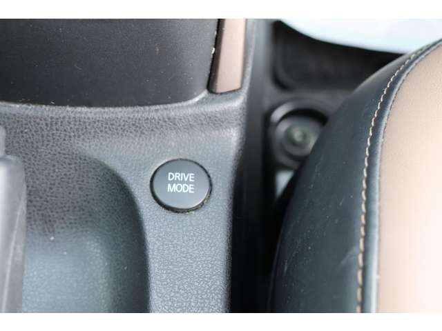 走行状況に応じて・Sモード（運転を楽しめるモード）・ECOモード（燃費重視のモード）・NOMALモード（ガソリン車と同等の走行を楽しめるモード）に切り替えられます。