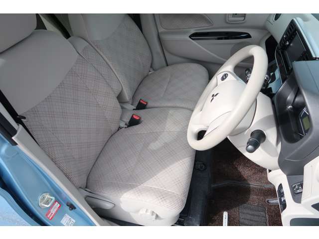 フロントシートはレバー式調整　センターアームレスト　サイドエアバック　フロアマット