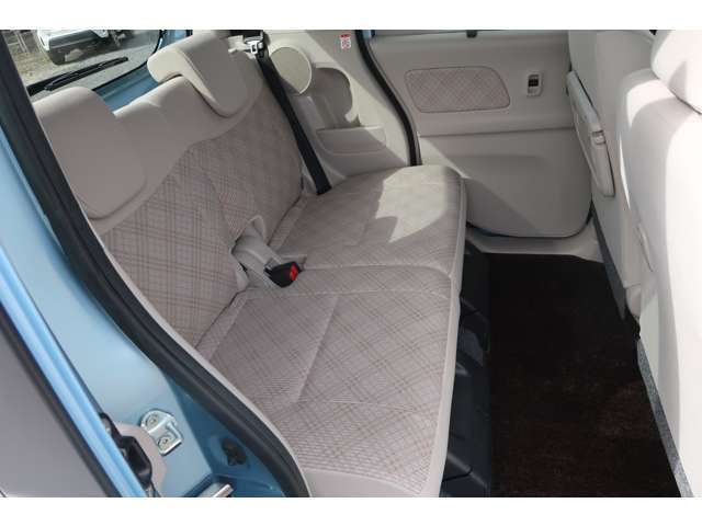 リアシートは5：5分割のスライド調整、折りたたみ収納