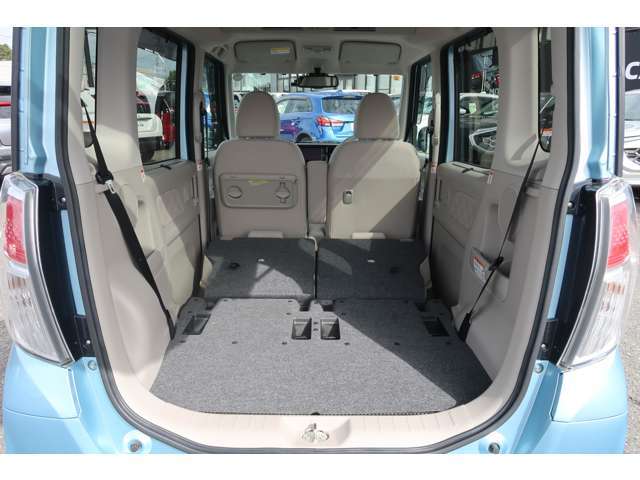 シートアレンジで、乗車人数や荷物の大きさなどに応じて自由にラゲッジルームを作り出せます！　シートバックテーブル