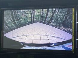 【バックカメラ】駐車時に後方がリアルタイム映像で確認できます。大型商業施設や立体駐車場での駐車時や、夜間のバック時に大活躍！運転スキルに関わらず、今や必須となった装備のひとつです！