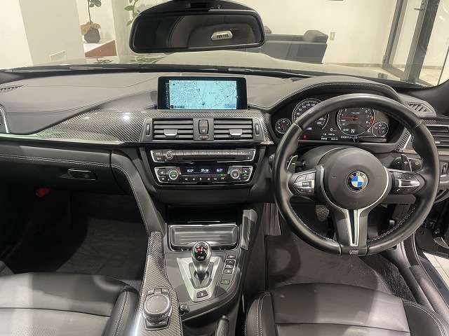 BMWを熟知したメカニックによる、360度の納車前点検。ドイツ本国と同様の教育・訓練を受けたメカニックが徹底的に点検、整備した後にお客様にお引渡しします。