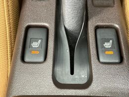 【シートヒーター】寒い日に重宝するシートヒーター！エアコンより早く温まってくれるので寒がりの人も安心ですね♪エアコンの温風は乾燥するから苦手、という方にもをおすすめです。