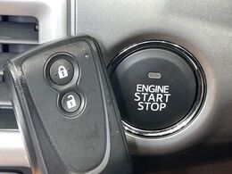 【キーフリーシステム】カバンやポケットに入れたままでもドアの施錠・解錠が可能なスマートキーを装備。エンジンのオン・オフ時もカギを取り出す必要が無いからとっても便利です♪