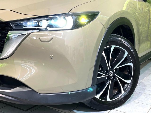【LEDヘッドライト】悪天候や夜間走行時も良好な視界を確保し安心して運転できる高輝度LEDヘッドライトを装備！点灯速度が早く、消費電力も抑えられています。