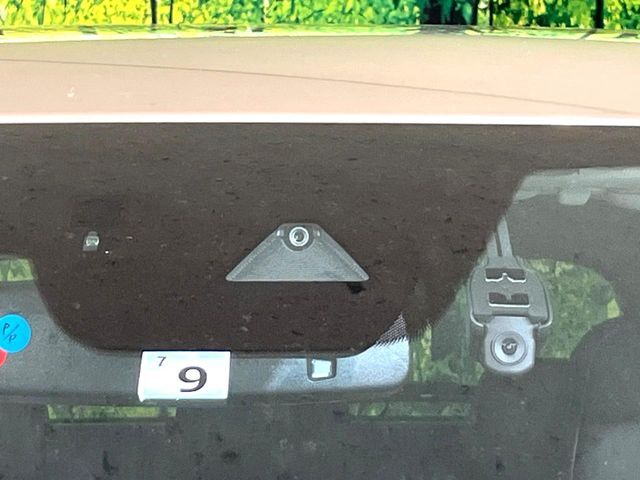 【スマートシティブレーキサポート】低速走行中に前方の車両等を認識し、衝突しそうな時は警報とブレーキで衝突回避と被害軽減をアシスト。より安全にドライブをお楽しみいただけます。
