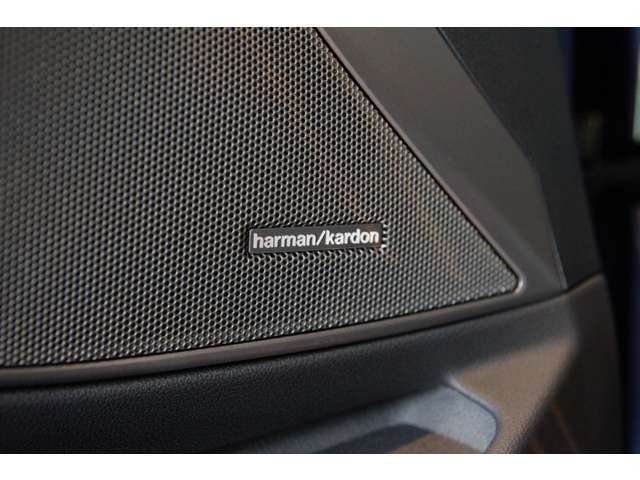 Harman/Kardon サラウンド・サウンド・システムを装備！15スピーカーも搭載しているので幅広く鮮明な音響を響かせられ、雑音も感じにくいです！