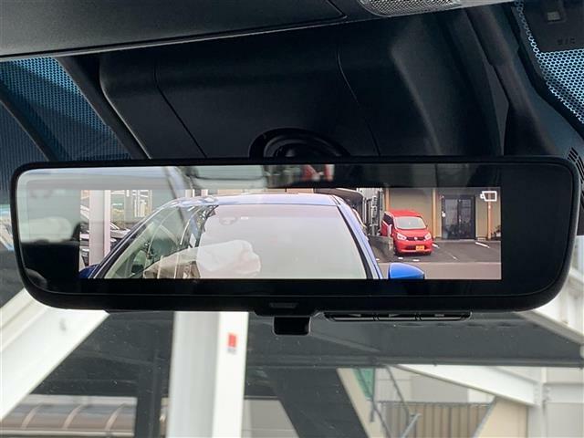 【デジタルルームミラー】車両後方カメラの映像をルームミラーに映すことが出来ます。　そのため、後席に人や荷物があって後方が見えづらい場合でもしっかり視界を確保することが出来ます。//