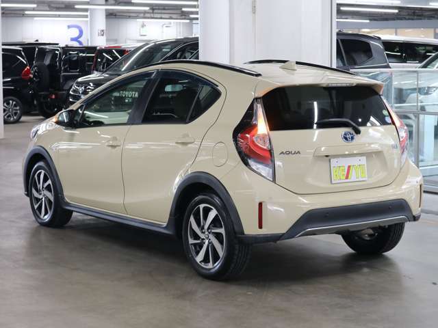 雨が降ってもゆったりと車選びができる全天候型立体展示場！エスカレーター完備！