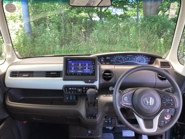 フロントガラスが大きく、ワイドな視界で運転もしやすくなるように、設計されています。