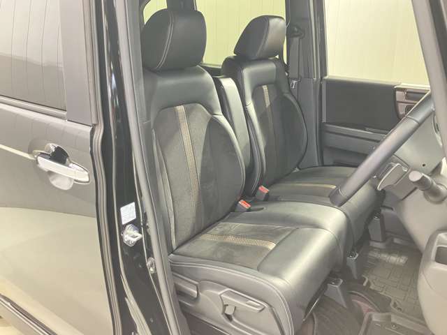 【運転席・助手席転席】運転席の足もともゆったりで長距離ドライブでも快適に★