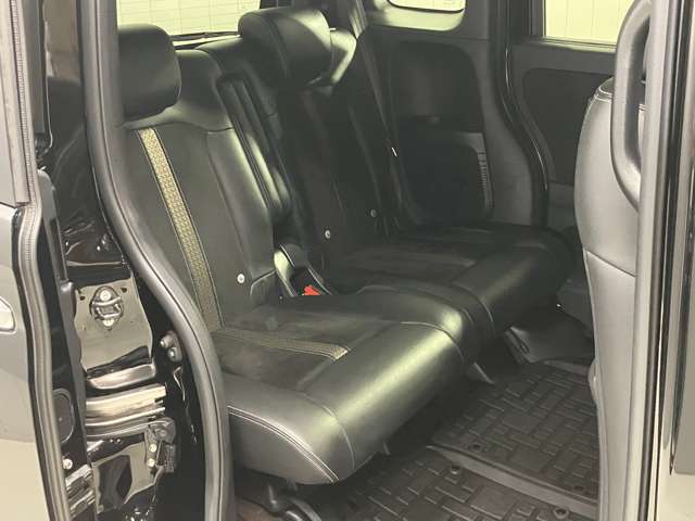 【後部座席】足元もゆったりしており、家族とのお出かけも快適にドライブできます★