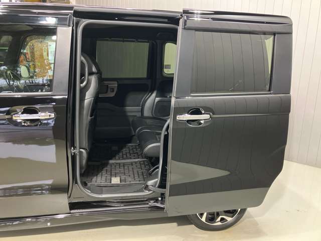 【両側オートスライドドア】子供を乗せたりするのにも隣のお車を気にせずストレスフリー★雨の日などはリモコンキーからドアの開閉ができとても便利な両側オートスライドドア★