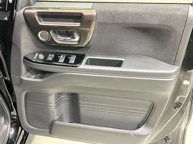 【運転席ドア】ボトルホルダーや収納ポケットが付いているので運転席周りもスッキリ保てます★