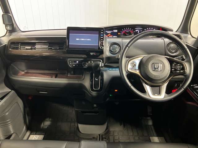 運転席からの視界が左右に広く隅々まではっきりと見渡せます。車の前端も把握しやすく安心して運転できます！