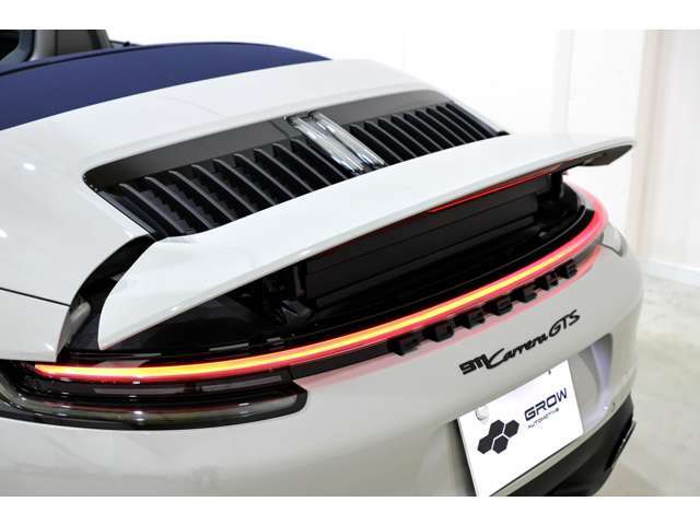 リアには、Porscheロゴを含むシームレスな一体型ライトストリップが装備されており、type992のアイコンともいえる立体LEDライトランプを繋ぎます。