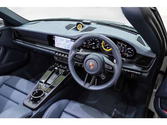 Porsche Connectは、既存のデジタル機能をより勝手のよいものに変えます。アプリと連動させることにより、予めナビゲーションシステムにルートを登録したり、燃料残量といった車の状態を確認することができます。