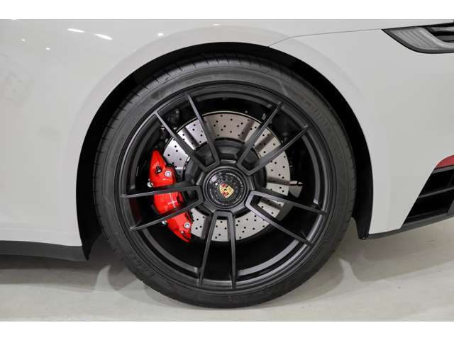 タイヤサイズは異形で、フロント：245/35ZR20、リア：305/30ZR21です。