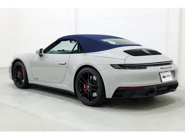 メーターパネル（イエロー），スポーツクロノウォッチ（イエロー）,「porsche」ロゴドアカーテシーライト，イルミネーテッドドアシルガード，Race-Texサンバイザーが装備されています。