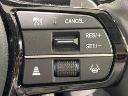 【アダプティブクルーズコントロール】高速道路での長距離走行が楽に！！自動で速度を保つクルーズコントロールが、衝突軽減システムと連携し、前方の車両を感知して車間を保つように速度調節してくれます！！