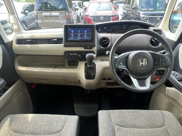 当社の中古車は、フロアマット付きで販売しておりません。中古車という特性上匂いや見栄えなどの状態が左右される為です。純正、社外の新品マットをご検討いただけます。予め得ご了承下さい。