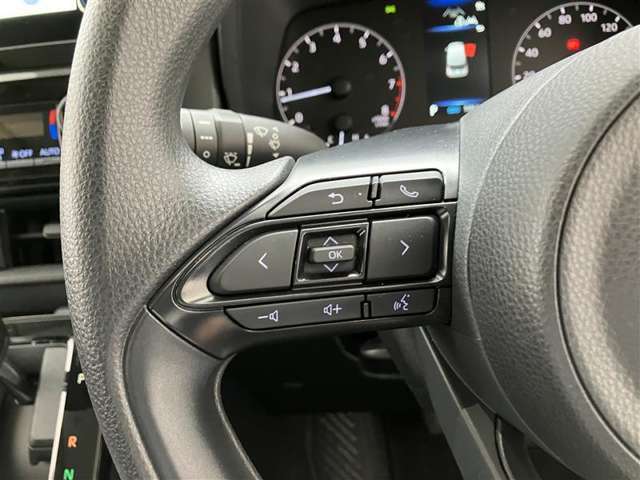 運転中、オーディオの操作をしてて、ハッとしたことはありませんか？ステアリングスイッチは、運転中でもハンドルでオーディオの操作が可能です。安全なドライブをサポートします。