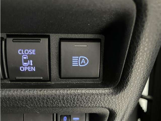 対向車がいないとき、見通しの悪い道路は暗くて怖いですよね。。。こちらのクルマはオートマチックハイビーム搭載です！対向車の有無で自動でハイ・ロウビームに切り替えます。
