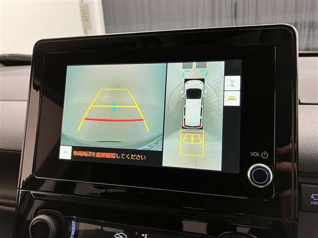 バックカメラの他に上から見下ろしたような画像が見れるアラウンド（全方位）モニター。前後左右を把握できる、すごい機能が装備されています！