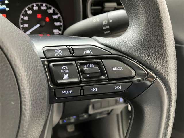 前方の車との車間を設定し、スピードを上げたり緩めたりを自動で行ってくれる追尾式の「レーダークルーズ」。上級装備の一つです！高級車にしかつかない嬉しい機能です。