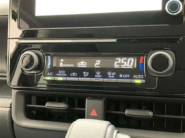 オートエアコンは温度を設定するだけで、自動で風量などを設定してくれます。運転しながら操作も必要ないので、安全性も向上します。