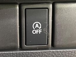 【アイドリングストップ】赤信号や渋滞で停車した際にエンジンを停止し、無駄な燃料の消費を抑えます。燃費向上や環境保護につなげる機能♪エンジンはブレーキを離せば再始動します。