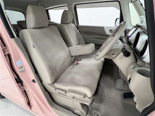 前席はベンチシート！運転席助手席間の移動ができます！シート位置が高めで乗り降りしやすい！