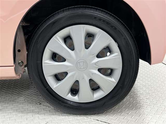 タイヤサイズは155/65R14！納車前の点検時にタイヤ交換させていただきます！スチールホイールに錆が、ホイールキャップに傷があります。