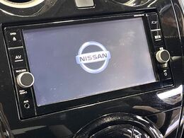 【純正ナビ】人気の純正ナビを装備しております。ナビの使いやすさはもちろん、オーディオ機能も充実！キャンプや旅行はもちろん、通勤や買い物など普段のドライブも楽しくなるはず♪