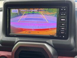 【バックカメラ】駐車時に後方がリアルタイム映像で確認できます。大型商業施設や立体駐車場での駐車時や、夜間のバック時に大活躍！運転スキルに関わらず、今や必須となった装備のひとつです！