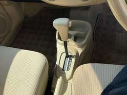 運転しやすい昔ながらのフロアオートマです☆コラムやダッシュのタイプのオートマが苦手な方でも安心ですね☆