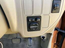 便利な電動格納ミラー付です！狭い道での対向車とのすれ違いや、狭い場所での駐車！洗車機での洗車時にもありがたい嬉しい装備ですね☆